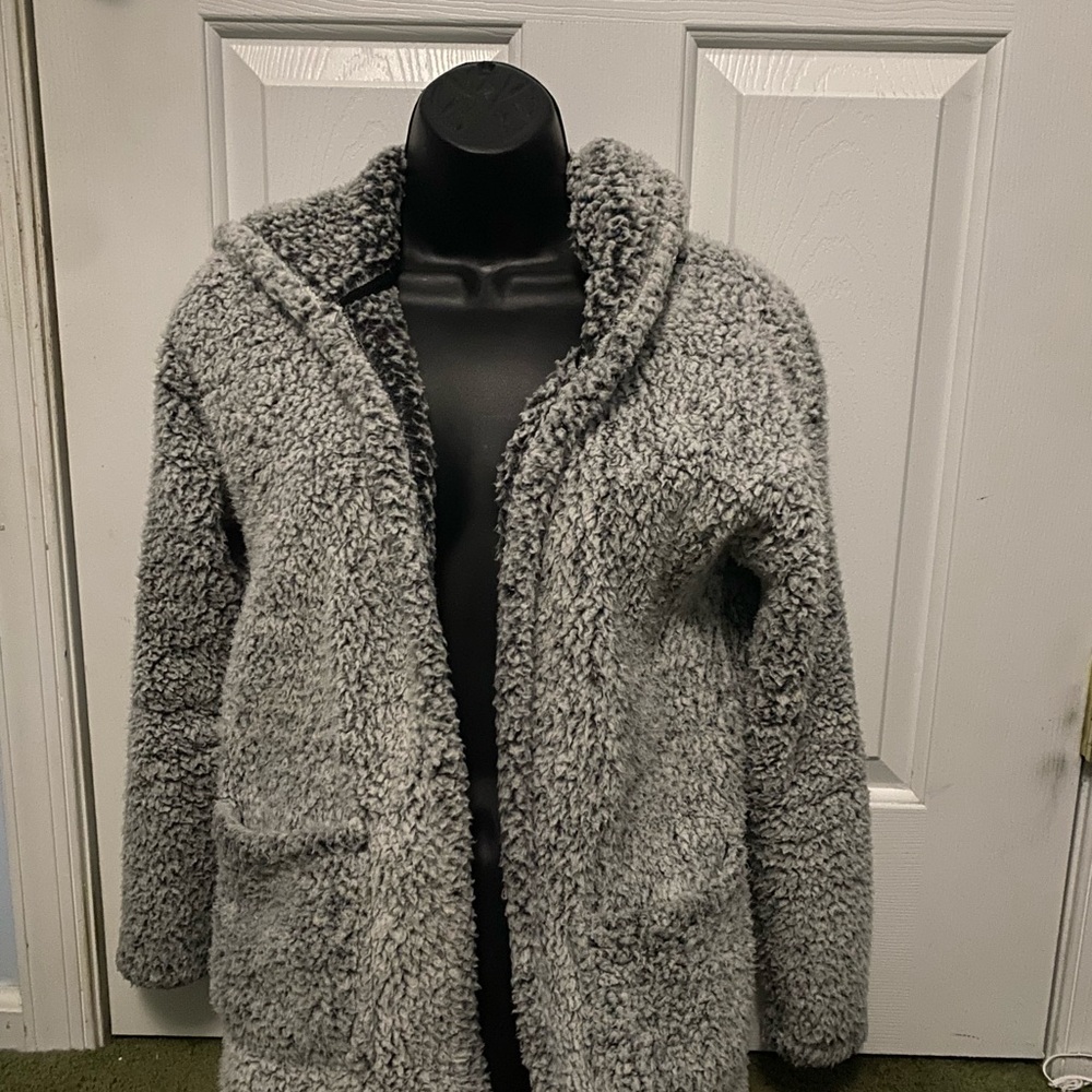 Daisy Fuentes gray Sherpa jacket size small—flawless condition!